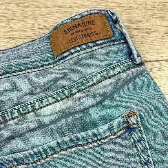 Signature Levi Strauss Jean Shorts Size 27 - Picture 3 of 6
